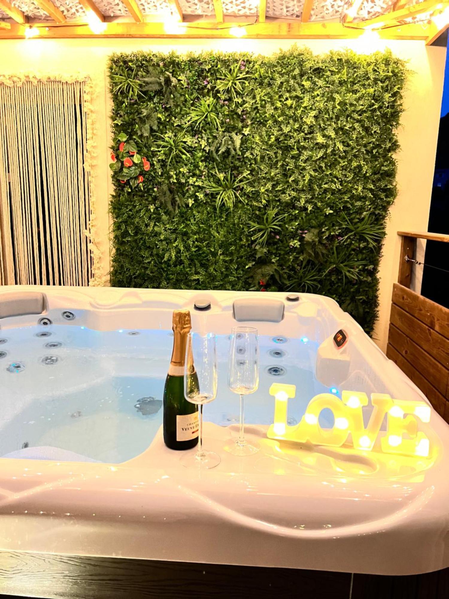 Love Room Tente Lodge Spa Mfg Chez C&C, Exclusivement Reservee Aux Adultes Cantaron Exterior photo